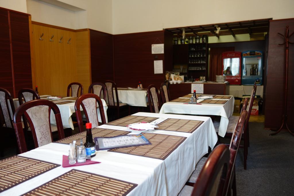 Отель Restaurace Alvi Острава Экстерьер фото